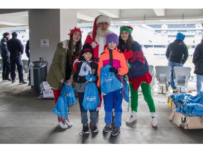 Moş Crăciun a împărţit cadouri la Cluj Arena