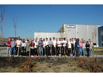 "Studenţii" au contribuit la amenajarea parcului din vecinătatea fabricii De'Longhi