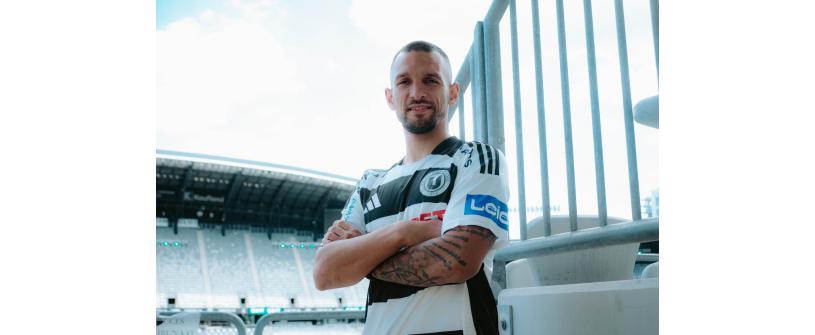 Îl are ca model pe Sergio Ramos, este familist convins și se felicită pentru alegerea făcută. Dino Mikanovic: „Sunt foarte fericit că am venit aici și că voi juca pentru Universitatea”