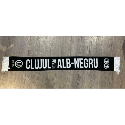 Fular tricotat "Clujul doar in Alb si Negru" 