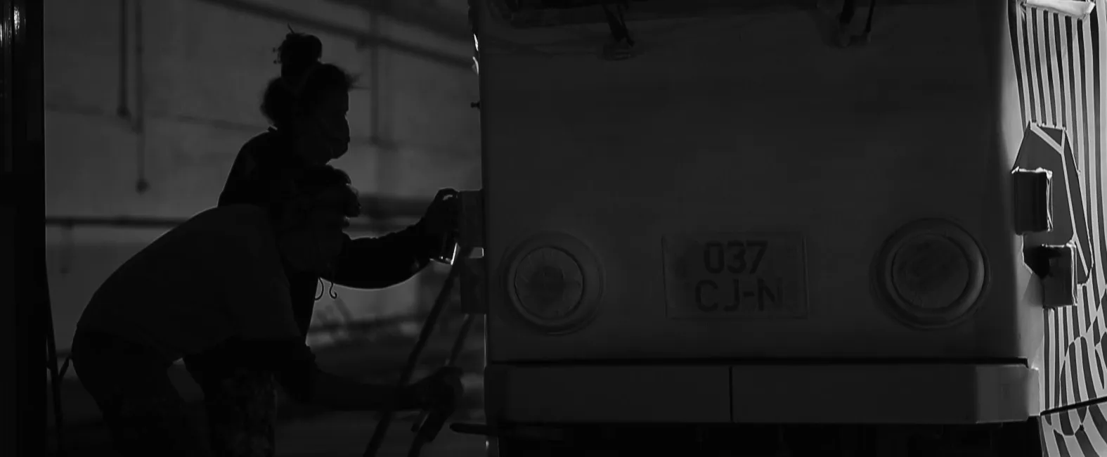 Transport de centenar. Un tramvai a fost pictat în culorile Universităţii Cluj-Napoca