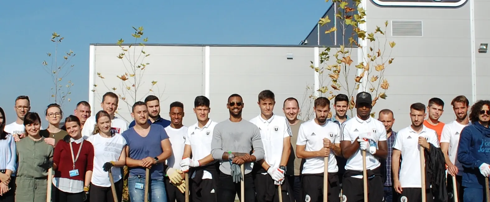 "Studenţii" au contribuit la amenajarea parcului din vecinătatea fabricii De'Longhi