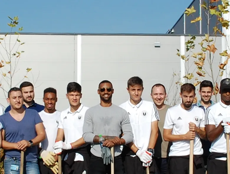 "Studenţii" au contribuit la amenajarea parcului din vecinătatea fabricii De'Longhi