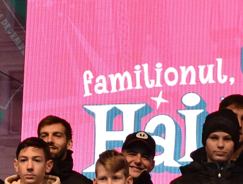 Grupele de juniori au fost premiate de “studenţi” în Piaţa Unirii