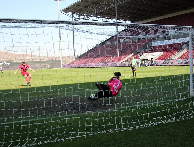 Eliminaţi la penalty-uri, în mini-derby-ul Clujului. CFR – “U” 2-2 (4-3, d.p)