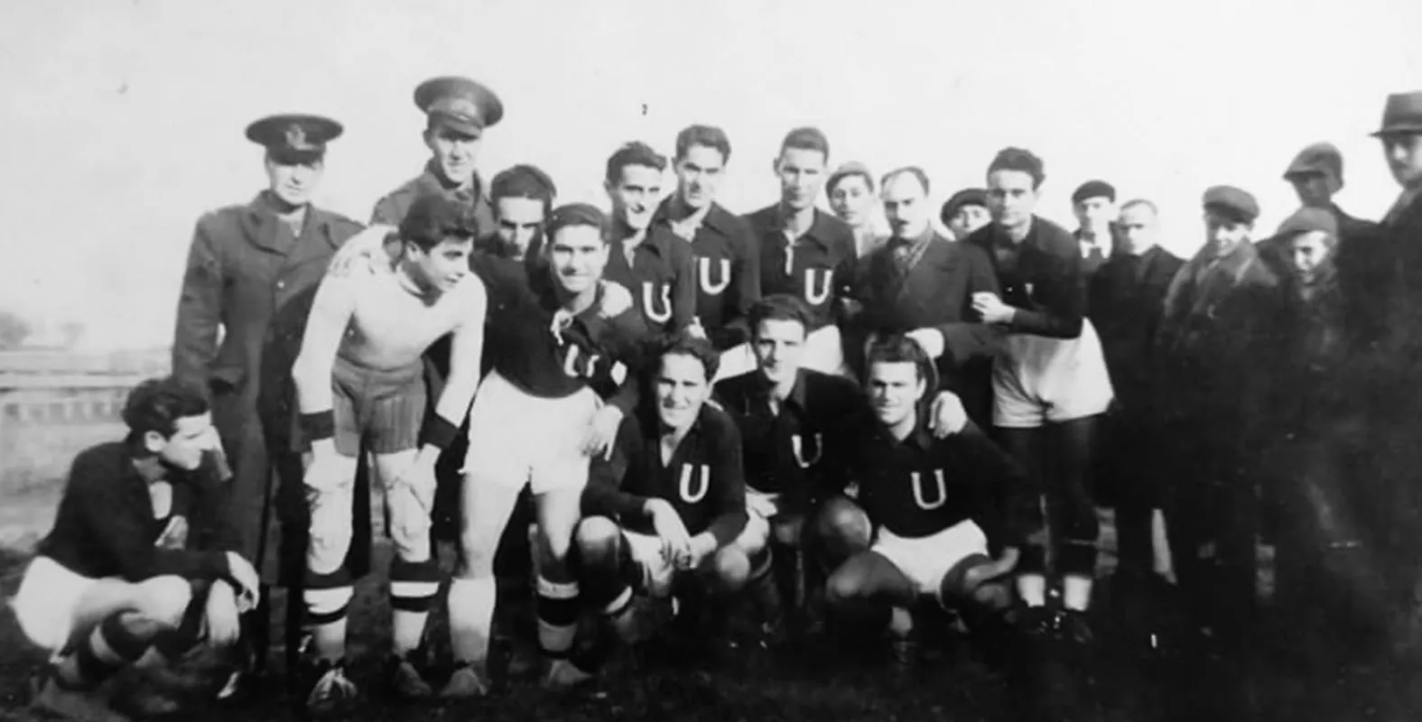 „Șapca pe Cupă” | Triumful identității universitare, „sub semnul războiului”