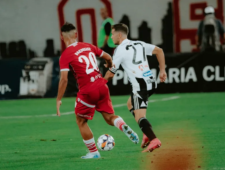 AVANCRONICĂ | ”U” Cluj vs Dinamo. Duel centenar între „studenți” și „câinii roșii” în prima ligă