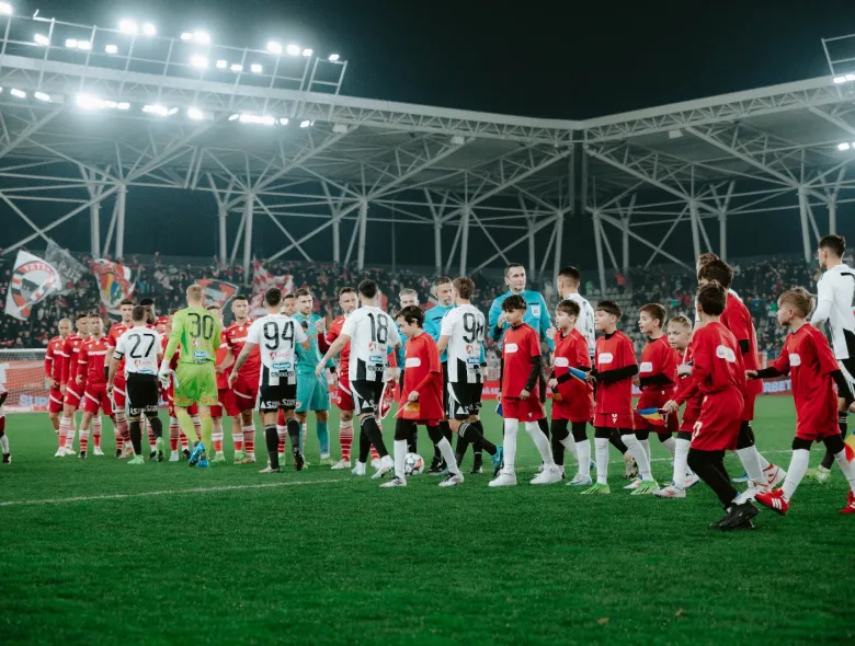 AVANCRONICĂ | Dinamo vs U Cluj. Cu un succes, „Șepcile roșii” se apropie de cupele europene