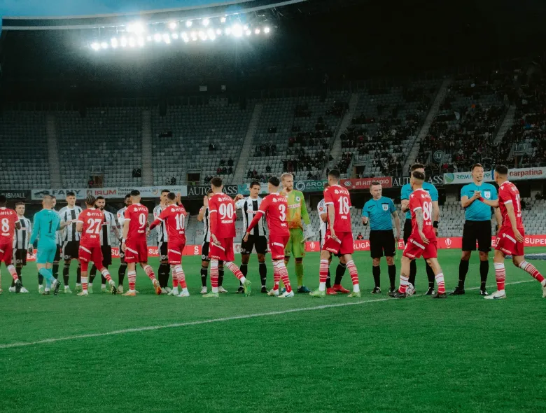 AVANCRONICĂ | ”U” Cluj vs Dinamo. Al treilea succes al sezonului, obiectiv comun al „Șepcilor” și „câinilor” roșii