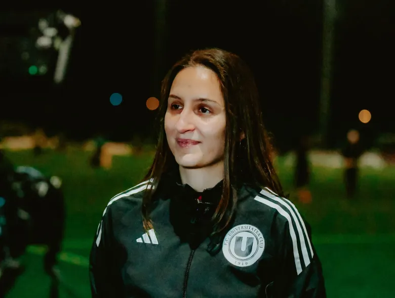 INTERVIU | Îmbină pasiunea pentru fotbal cu cea pentru informatică, are experiență în Champions League și poartă cu mândrie banderola de căpitan al echipei feminine. Adela Iosif: „Universitatea înseamnă acasă”