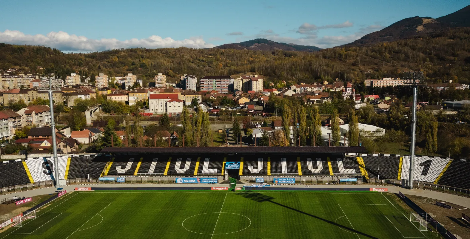 AVANCRONICĂ | Corvinul Hunedoara vs ”U” Cluj. Revedere pe prima scenă după 35 de ani
