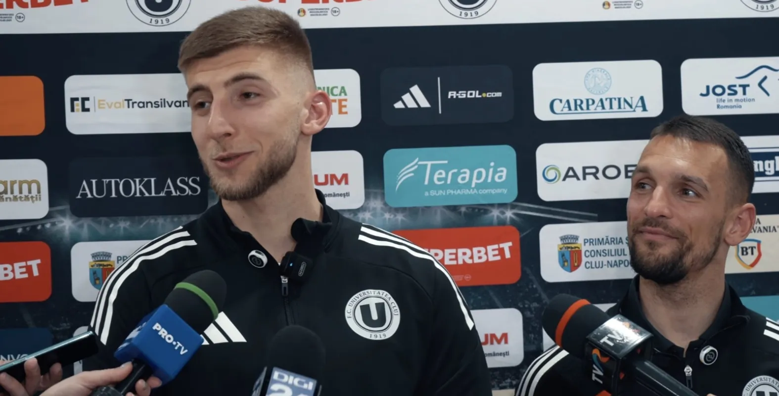 „Frații” din Balcani au făcut show după victoria din derby. Mikanovic: „Atmosfera a fost uimitoare, nu o să o uit vreodată” / Lukic: „Am forțat, nu 100%, 200% pentru a câștiga acest meci”