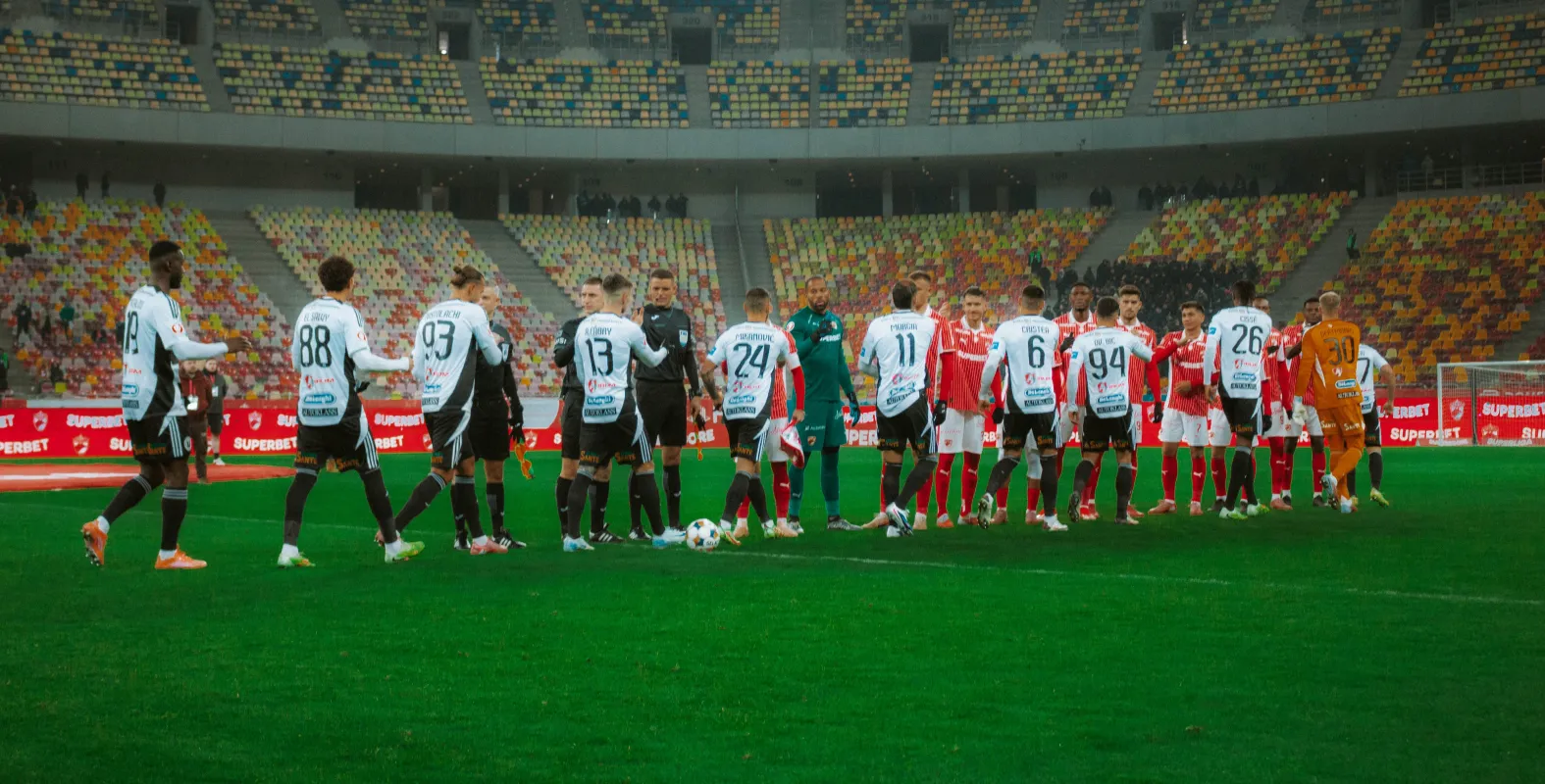 AVANCRONICĂ | Dinamo vs U Cluj. Încă un test pentru „studenți”, în episodul 104 din confruntările cu „câinii roșii” pe prima scenă