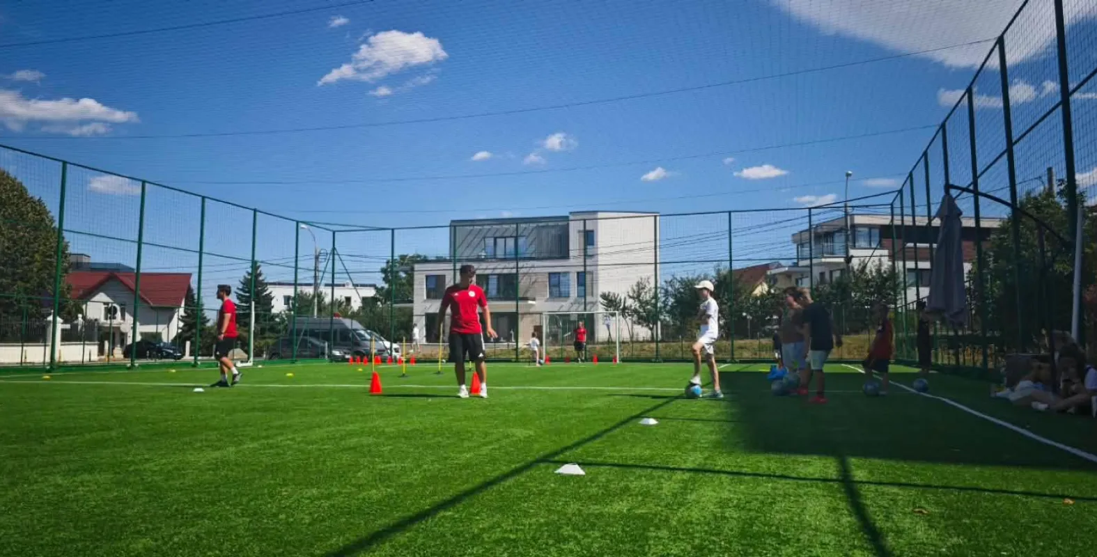 Academia clubului nostru, prezentă la cea de-a șasea ediție a evenimentului comunitar „Hai să facem Ziua Bună”. Exerciții captivante și jocuri interactive alături de antrenorii Universității