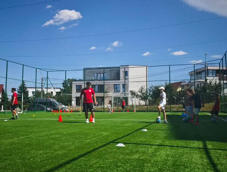 Academia clubului nostru, prezentă la cea de-a șasea ediție a evenimentului comunitar „Hai să facem Ziua Bună”. Exerciții captivante și jocuri interactive alături de antrenorii Universității